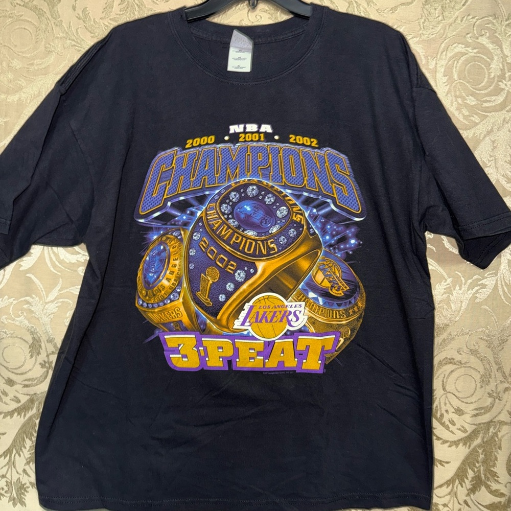 NBA LA Lakers 3-PEAT CHAMPIONS Men's T-Shirt